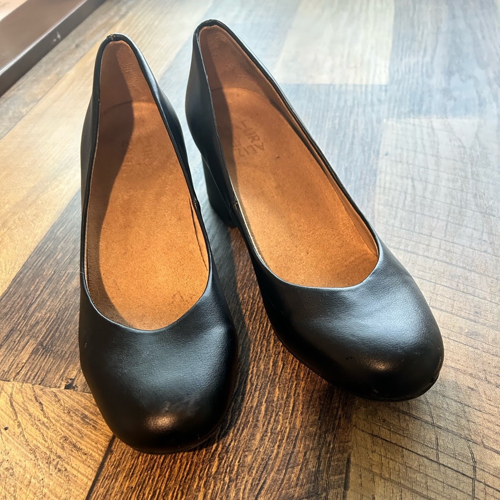 Naturalizer Black Womens Donelle Closed Toe Classic Pumps

Size 8.5